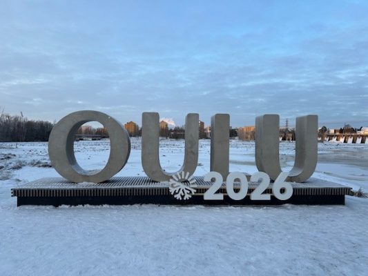 Kuvassa Oulun kaupungin kulttuurivuoden  betonista valmistettu veistos "Oulu 2026" Oulujoen Suistoalueella.