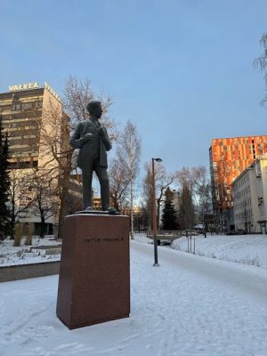 Teuvo Pakkalan patsas Oulun Vaaranpuistossa.