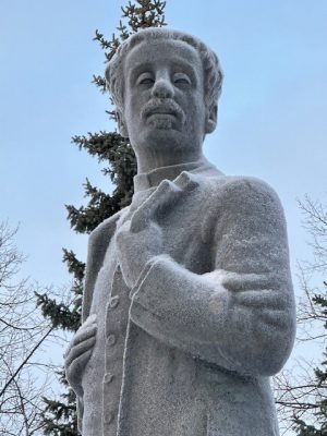 Lähikuva Teuvo Pakkalan patsaasta Oulun Vaaranpuistossa.