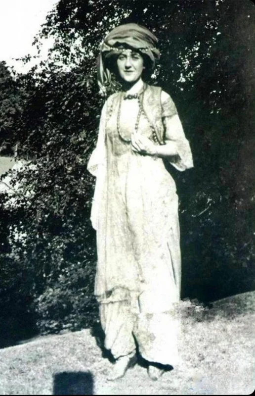 Nuori Agatha Christie pukeutuneena kurdien komeaan asuun.